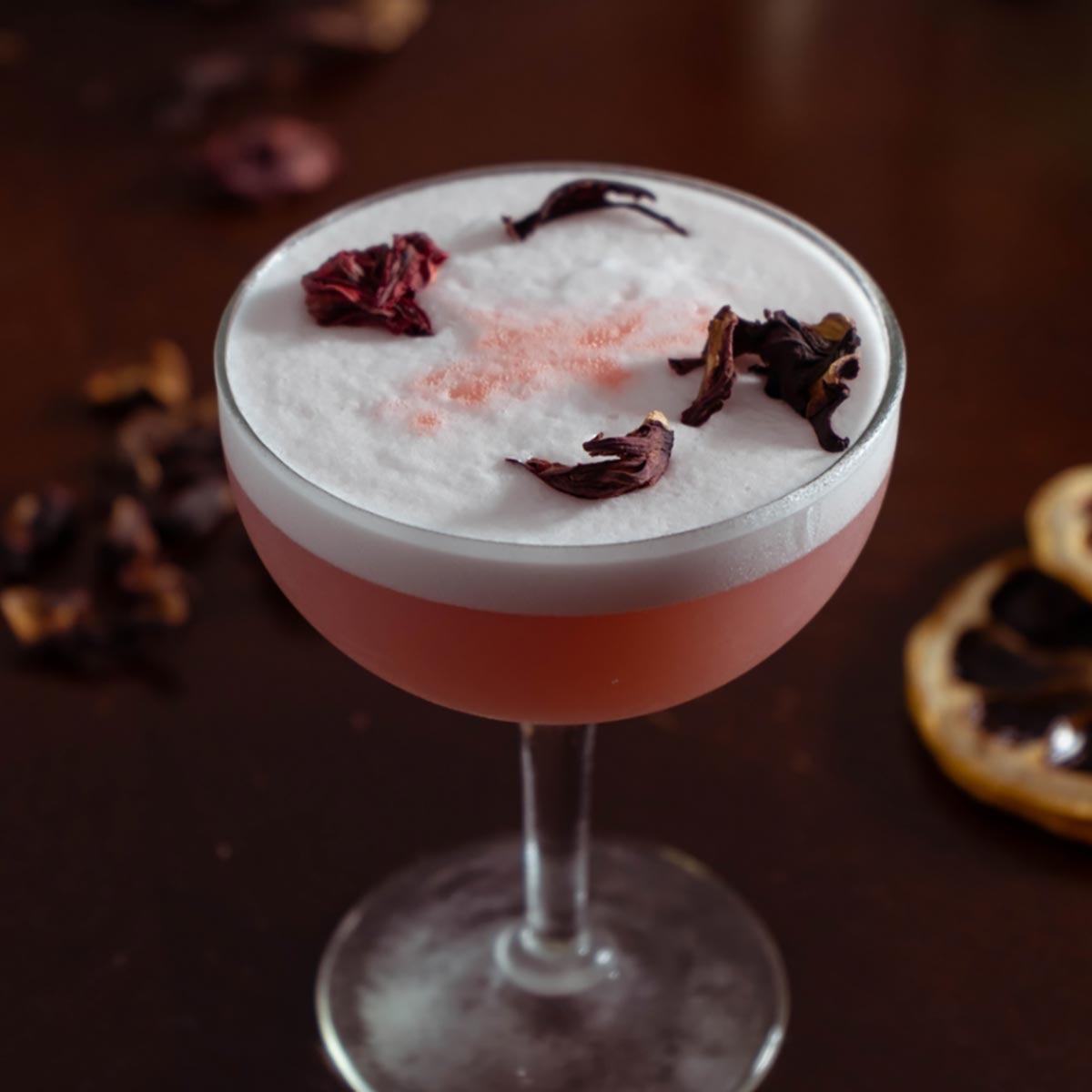 Cocktail rosato decorato con petali essiccati