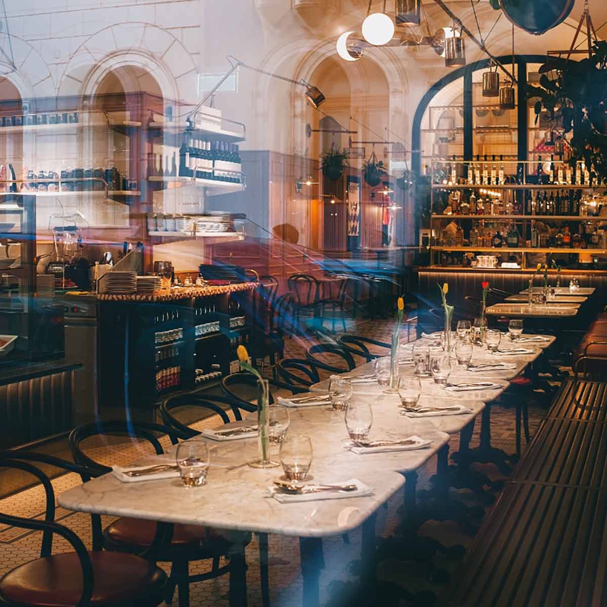 La sala di Fidalgo illuminata da una luce calda