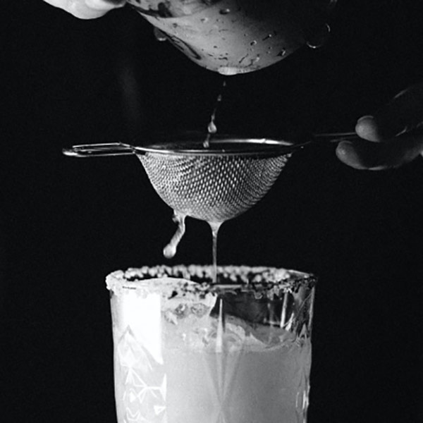 Preparazione di un cocktail fotografata in bianco e nero