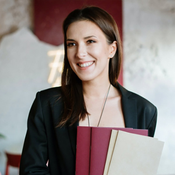 Un sorridente padrone di casa con i menu del ristorante