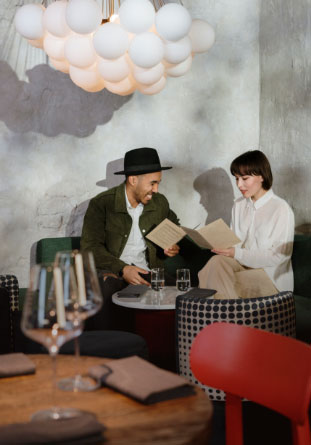 Ospiti che leggono il menu di Fidalgo